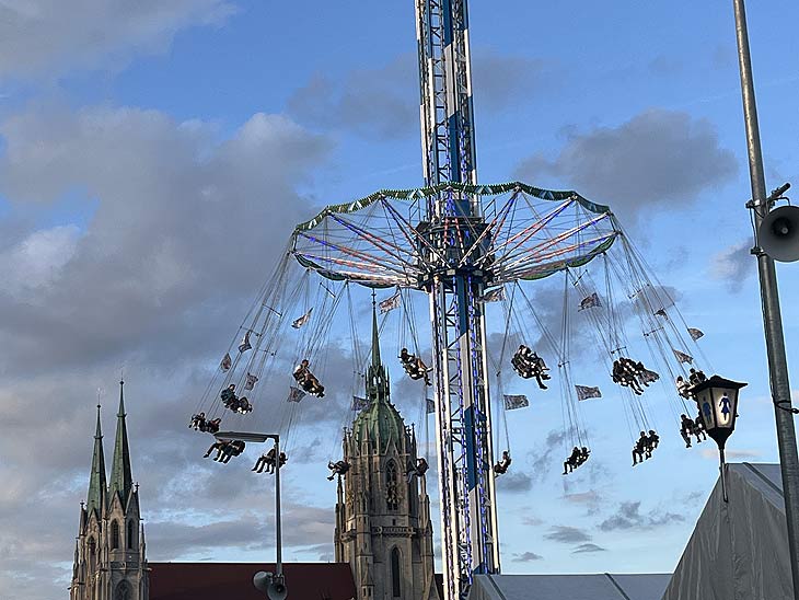 Oktoberfest 2023: Kettenflieger "Bayern Tower" von Alfons Egen Kaiser